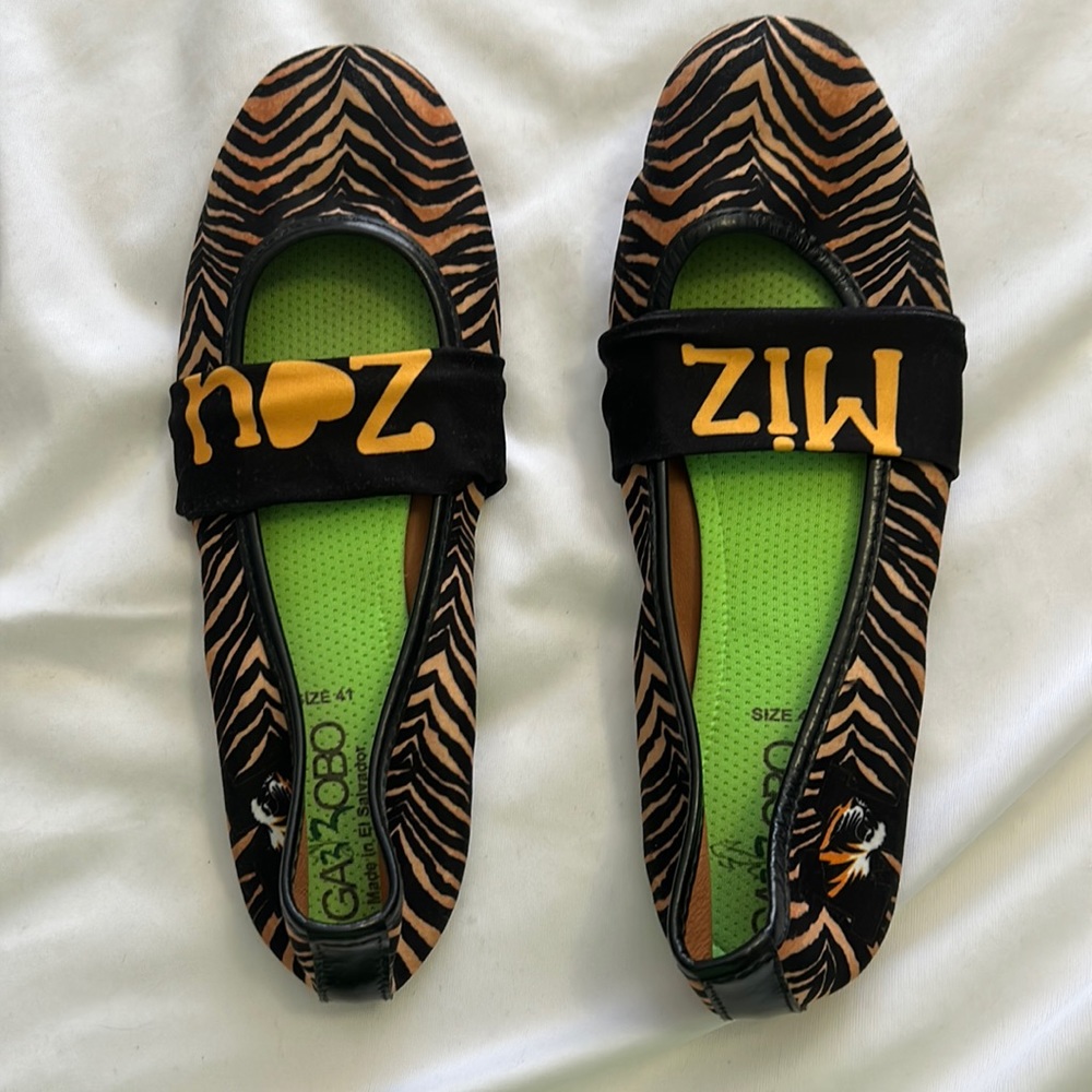 Women’s size 9 Mizzou Flats. Band goes around foot the put foot in shoe.